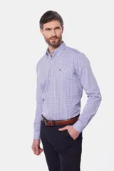Camisa de manga larga con diseño de cuadros finos en tonos de azul y blanco, cuello abotonado y bordado sutil en el pecho.