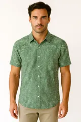 Camisa de viscosa verde con estampado de puntos blancos, cuello clásico y manga corta.