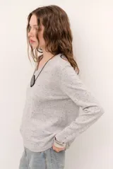 Sweater de punto color grafito, con cuello en V y mangas largas.