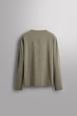 Camiseta de entrenamiento regular fit color gris oscuro, confeccionada en tejido técnico ligero y elástico con estructura. Cuenta con cuello redondo, manga larga y logo estampado en el bajo.