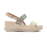 Sandalias de plataforma color beige con dos tiras, una lisa y otra trenzada plateada. Ajuste con hebilla dorada.