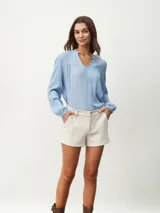 Short color marrón de gamuza, con cintura alta y corte holgado.