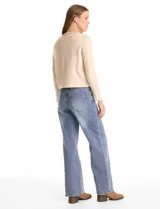 Cardigan corto de punto en color azul marino con textura de rombos en relieve. Presenta un diseño abierto con ribetes decorativos que incluyen detalles de cadena en el cuello, la abertura frontal y los bolsillos simulados.