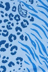 Top de bikini triángulo con estampado animal print en tonos celeste y azul. Se ata en el cuello y la espalda con tiras terminadas en dijes metálicos.