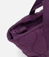 Cartera tipo shopper de gran tamaño con diseño acolchado puffer, confeccionada en poliéster. Presenta asas anchas de cinta de gorgorán para llevar al hombro y una estructura amplia en forma de trapecio invertido.