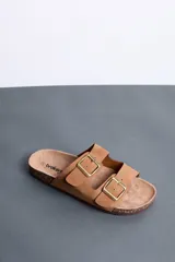Sandalias Brokers Wear de color beige, con dos tiras ajustables con hebillas metálicas doradas y plantilla anatómica.