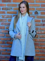 Tapado de paño de lana con solapas anchas, cierre frontal con botones y coderas de cuero en contraste. Presenta un diseño estructurado de corte largo.