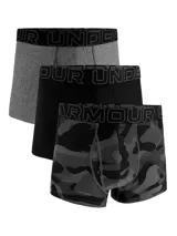 Pack de tres boxers Under Armour de malla integral para mayor ventilación. Incluye un modelo gris jaspeado, uno negro liso y uno con estampado camuflado, todos con cintura elástica con el logo de la marca.