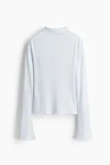 Top ajustado de punto acanalado suave color celeste, con cuello alto y mangas largas acampanadas.