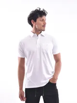 Remera polo blanca de corte regular, con cuello clásico, tapeta de dos botones y bolsillo de parche en el pecho.