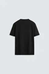 Camiseta de corte ajustado confeccionada en tejido de algodón con elasticidad, cuello redondo y manga corta.