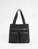 Cartera tipo shopper de gran tamaño en color negro, confeccionada en poliéster. Presenta múltiples bolsillos frontales con cierres metálicos y tiradores de cordón, además de un compartimento principal con cierre. Cuenta con correas anchas para llevar al hombro.