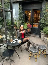 Botas de cuero negro de caña alta con múltiples correas con hebillas plateadas y suela de goma.