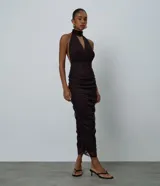Vestido midi de tul color marrón oscuro, con diseño ajustado, cuello halter estructurado, escote cruzado y fruncidos laterales en todo el largo.