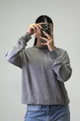 Buzo de cuello redondo con efecto acid wash, de corte holgado y mangas largas con puños elásticos.