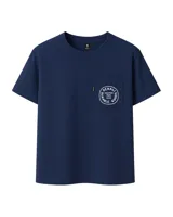 Remera azul marino de algodón con bolsillo en el pecho y estampado circular con la inscripción "Denali Durable Goods. Nacimos para algo".