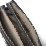 Bandolera negra con diseño acolchado en forma de rombos, logo metálico frontal y correa combinada de cadena plateada y material sintético.