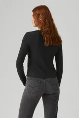 Remera de manga larga color gris oscuro, con cuello redondo y cierre frontal parcial de botones.