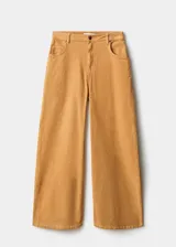 Jeans de tiro bajo y diseño wide leg, confeccionados en tejido de pana color tostado, con cinco bolsillos, trabillas para cinto y cierre frontal con botón y cremallera.