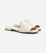 Sandalia plana Beira Rio de diseño minimalista, confeccionada en material sintético color marrón, con tira ancha sobre el empeine y taco bajo cuadrado.