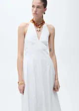 Vestido midi de algodón con cuello halter y escote en pico. Presenta un diseño entallado en el torso con detalle fruncido en la cintura y falda con caída fluida. Cuenta con cierre de botones en la parte posterior.