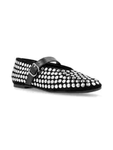 Ballerinas tipo Mary Jane de cuero nobuck negro, completamente cubiertas de apliques metálicos plateados. Tienen tira con hebilla en el empeine y diseño de punta cuadrada.