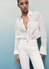 Jeans Fiona de tiro medio y corte flare con bajo deshilachado, confeccionados en tejido denim de algodón con elasticidad. Presentan diseño clásico de cinco bolsillos, trabillas para cinturón y cierre delantero con cremallera y botón metálico.