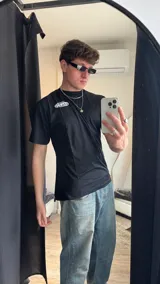 Remera negra con estampado blanco en la espalda que dice "OLD CULTURE" con una estrella.