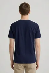 Remera básica de manga corta y cuello redondo, de corte recto y color blanco.