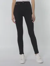 Pantalones de jean negro, tiro alto, corte skinny, confeccionados en denim elástico.