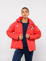 Campera puffer corta de Umbro para el Club Nacional de Football, color azul marino con diseño termosellado. Cuenta con cuello alto, cierre frontal con botones a presión, bolsillos laterales y logo de la marca junto al escudo del club en el pecho.