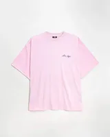 Remera de algodón peinado color rosa, de corte holgado y manga corta, con un pequeño bordado en el pecho.