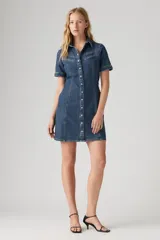 Vestido camisero corto de denim azul oscuro, con cuello clásico, mangas cortas y cierre frontal con botones.