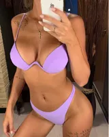 Conjunto de bikini color lila, compuesto por un soutien con aro y tirantes finos regulables, y una bombacha colaless de tiro medio.