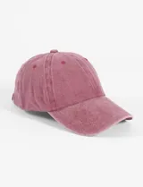 Gorra de béisbol color rojo oscuro o rosado viejo, con efecto gastado o lavado, confeccionada en algodón. Presenta visera curva y paneles estructurados con ojales bordados.