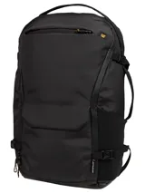 Mochila Cat modelo Travel Backpack color negro, confeccionada en poliéster reciclado, con compartimento principal grande, bolsillo para portátil con acceso desde el panel trasero, cremalleras impermeables y detalles de la marca.