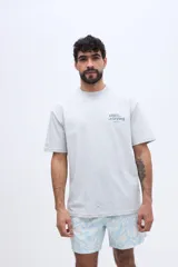 Remera oversize gris melange de manga corta con estampa en la espalda de la marca Brooksfield.