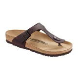 Sandalia tipo ojota Birkenstock modelo Gizeh, con capellada de cuero color habana, hebilla metálica ajustable y plantilla anatómica de corcho y látex.