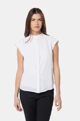 Blusa blanca sin mangas, con cuello mao y cierre frontal oculto con botones.