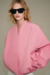 Chaqueta bomber ZW Collection de corte cruzado con escote en pico, manga larga abullonada con puños elásticos y bolsillos delanteros.