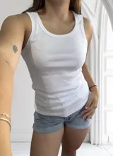 Musculosa blanca de algodón con breteles anchos y corte ajustado.