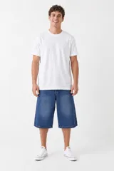 Bermuda de denim azul, corte holgado y diseño largo tipo baggy con bolsillos clásicos.