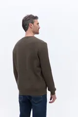 Sweater de cuello redondo con textura de tejido marcado, manga larga y puños acanalados.
