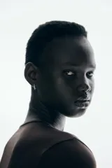 Top de manga larga color marrón oscuro, de tejido liso y corte ajustado, con escote redondo.