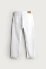 Jeans regular fit de corte recto y tiro medio, confeccionados en denim de algodón blanco con diseño de cinco bolsillos y cierre frontal con cremallera y botón.
