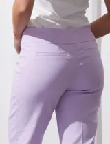 Pantalón capri de gabardina elastizada color beige, marca Zac & Reachel. Pretina ancha elastizada. Delantera y trasera con bolsillos simulados.