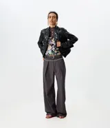 Pantalón sastre estilo pantalona gris oscuro con raya diplomática, de tiro medio con pinzas frontales, corte amplio y pinzas en la cintura. Incluye pasadores y cinturón.