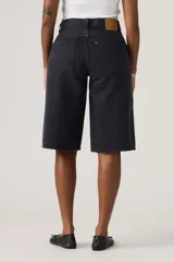 Bermuda de denim estilo super baggy en color negro con lavado sutil, tiro medio y diseño holgado.