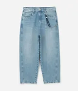 Pantalón de jean modelo skater, de corte holgado y tiro medio, con diseño de cinco bolsillos y detalle de cordón decorativo en la cintura.