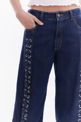 Jean wide leg de tiro medio y color azul, con cordones de denim cruzados a través de ojalillos metálicos a lo largo de los laterales delanteros.
